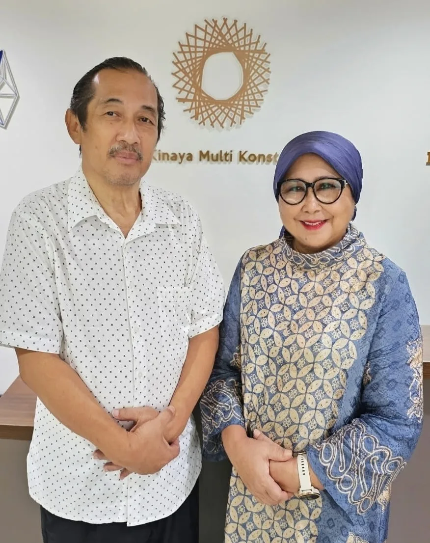 Bapak Ir. R. Sumbogo dan Ibu Fika (Direktur Utama)